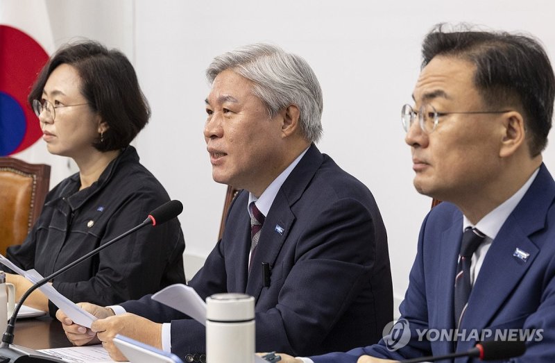 국정감사 앞두고 기자간담회에서 발언하는 조국혁신당 서왕진 원내대표 (출처=연합뉴스)