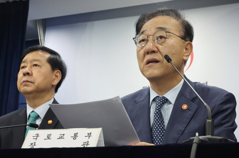 [서울=뉴시스] 김명원 기자 = 김윤덕 국토교통부 장관이 15일 오전 서울 종로구 정부서울청사에서 열린 주택시장 안정화 대책 발표에서 발언하고 있다. 2025.10.15. kmx1105@newsis.com