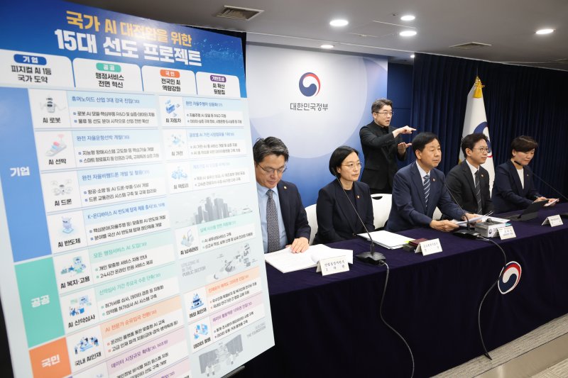 구윤철 경제부총리 겸 기획재정부 장관이 22일 오후 서울 종로구 정부서울청사에서 새정부 경제성장전략 관계부처 합동 브리핑을 하고 있다. 왼쪽에서 두 번째가 한성숙 중기부 장관.뉴스1