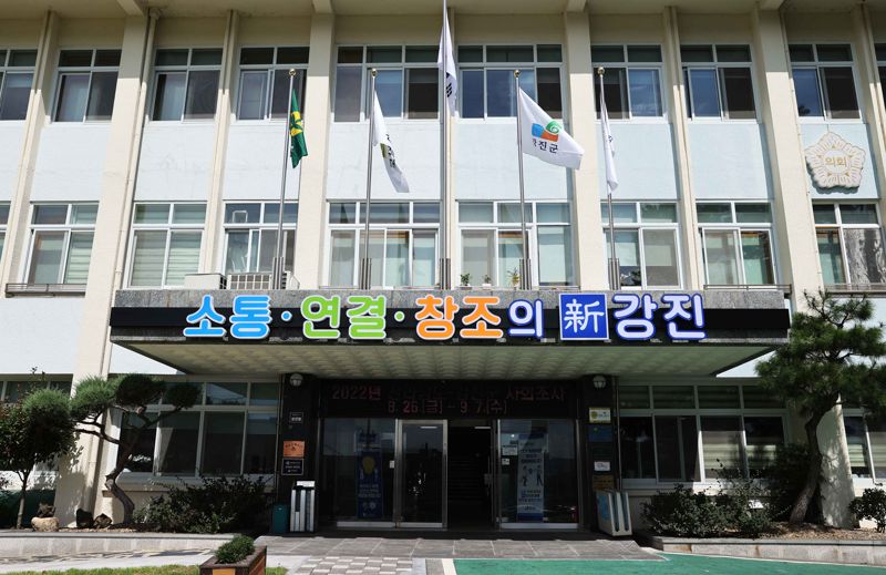 전남 강진군<사진>은 경기 침체로 어려움을 겪고 있는 지역 소상공인을 위해 공유재산 임대료를 한시적으로 최대 80%까지 감면한다고 15일 밝혔다. 강진군