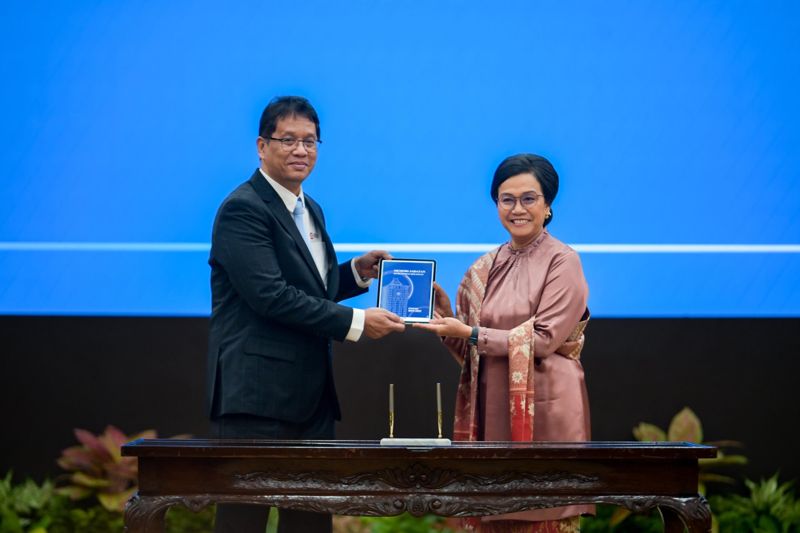 9월 9일 자카르타 인도네시아 재무부 청사에서 열린 재무장관 이·취임식에서 스리 물리야니 인드라와티(오른쪽) 전 재무장관이 푸르바야 유디 사데와(왼쪽) 신임 재무장관에게 직무를 이임하고 있다. 인도네시아 재무부 제공.