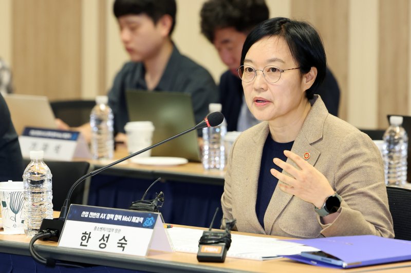 한성숙 중소벤처기업부 장관이 지난달 15일 서울 종로구 광화문 교보빌딩 국가과학기술자문회의 대회의실에서 열린 '산업 전반의 AX 정책 협력 MOU 체결식'에서 인사말을 하고 있다. 연합뉴스