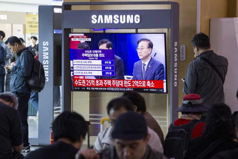 [서울=뉴시스] 김근수 기자 = 정부가 10·15 부동산 대책을 발표한 15일 오전 서울역 대합실 텔레비전에 관련 뉴스가 나오고 있다.정부가 6·27 대출 규제과 9·7공급대책에 이어 발표한 추가 대책은 기존 규제지역인 강남3구·용산구를 포함한 서울 25개 구 전역과 한강 이남의 경기도 12곳 등 총 27곳을 조정대상지역·투기과열지구·토지거래허가구역 등 '삼중 규제지역'으로 묶고 금융규제까지 강화하는 내용이다. 2025.10.15. ks@newsis.com