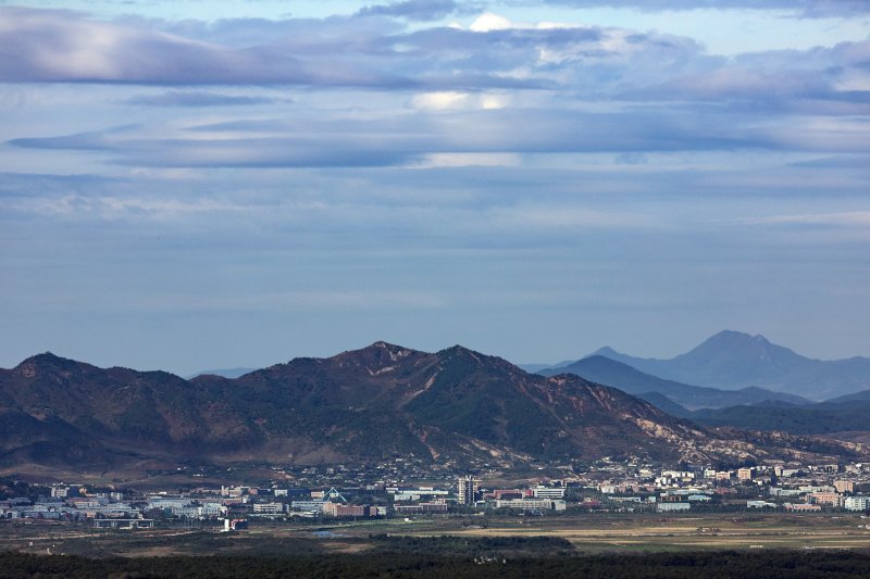 10월 15일 경기도 파주시 접경지역에서 바라본 서부전선 비무장지대(DMZ)와 개성공단 일대. 연합뉴스