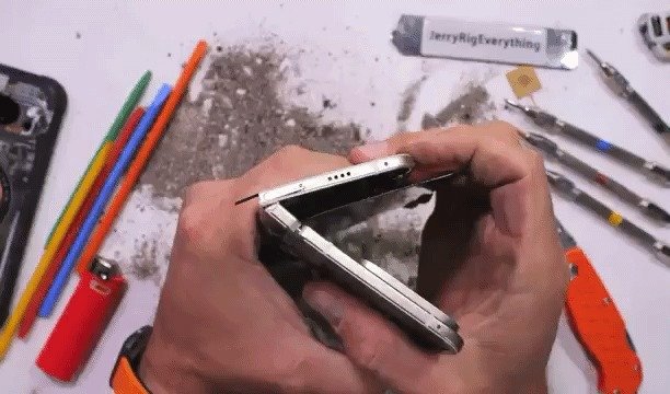 구글 최신 폴더블 스마트폰 픽셀10 프로 폴드가 유명 IT 유튜버의 내구성 테스트 도중 불이 붙는 사고가 발생했다.(유튜브 영상 갈무리)