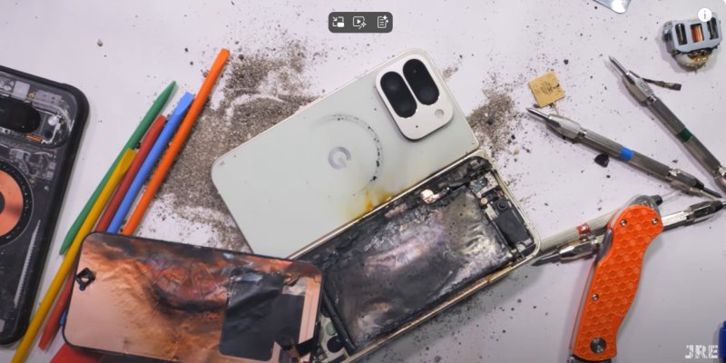 구글 최신 폴더블 스마트폰 픽셀10 프로 폴드가 유명 IT 유튜버의 내구성 테스트 도중 불이 붙는 사고가 발생했다.(유튜브 영상 갈무리)