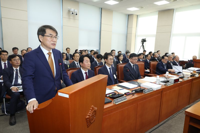 노태악 중앙선거관리위원장이 15일 서울 여의도 국회에서 열린 행정안전위원회의 중앙선거관리위원회, 인사혁신처, 소방청 등 국정감사에서 인사말을 하고 있다. 뉴시스