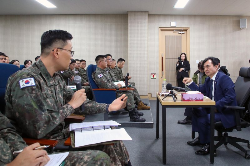 안규백 국방부 장관이 15일 동부전선 최전방 육군 22사단을 방문해 장병 복무여건 개선 간담회를 하고 있다. 국방부 제공