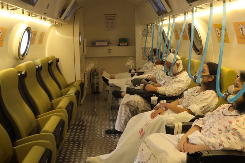 챔버에서 고압산소치료를 받고 있는 환자들. 한림대한강성심병원 제공