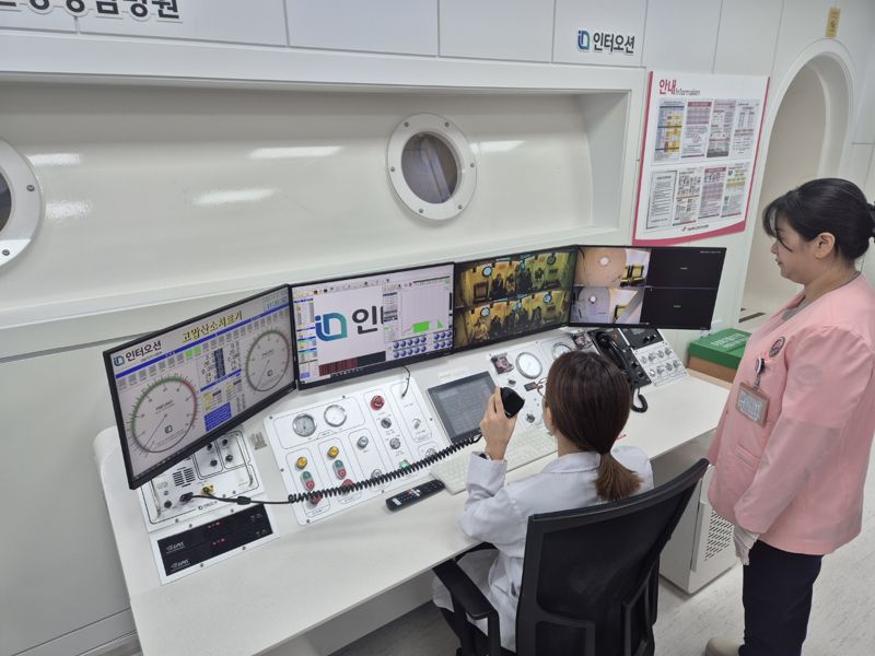 한림대한강성심병원 고압산소치료센터 오퍼레이터가 산소치료 과정을 모니터링하고 있다. 사진=강중모 기자