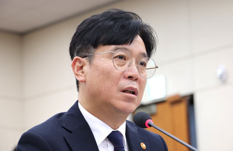 김영훈 고용노동부 장관이 15일 서울 여의도 국회에서 열린 고용노동부에 대한 기후에너지환경고용노동위원회 국정감사에 참석해 의원 질의에 답변하고 있다. 연합뉴스