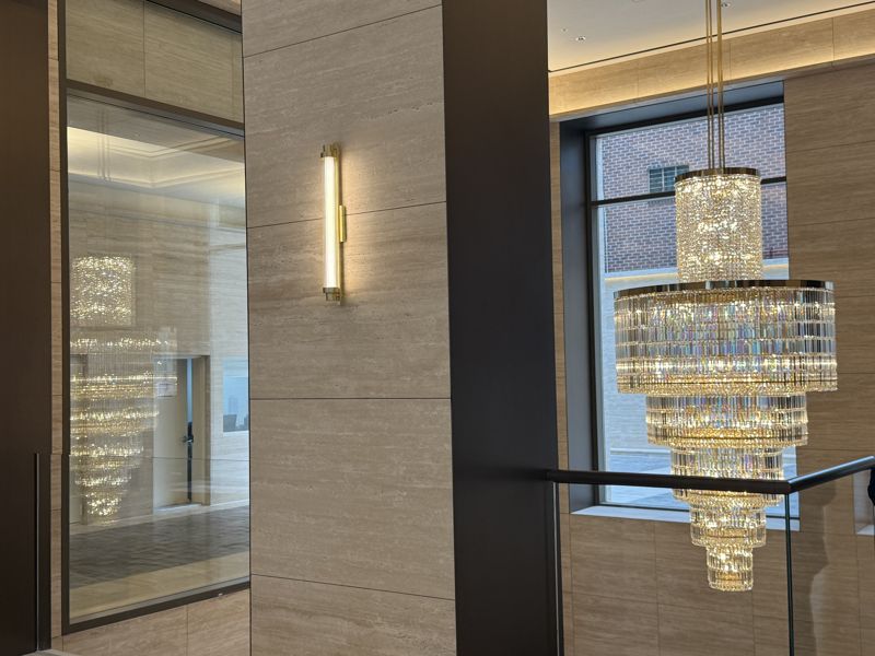 LG전자가 지난 14일 서울 강남구 논현동에 프리미엄 빌트인 가전 전시관 ‘SKS 서울’을 오픈했다. ‘SKS 서울’ 건물에는 거대한 샹들리에가 설치돼 있다. 사진=임수빈 기자