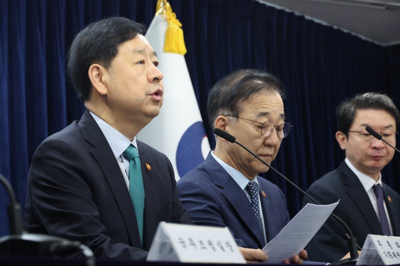 구윤철 경제부총리 겸 기획재정부 장관(왼쪽)이 지난 15일 주택시장 안정화 대책을 발표하고 있다. 뉴시스