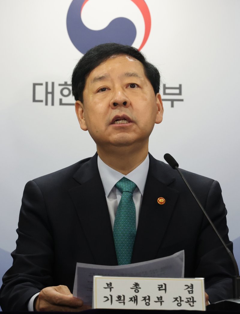 [서울=뉴시스] 김명원 기자 = 구윤철 경제부총리 겸 기획재정부 장관이 15일 오전 서울 종로구 정부서울청사에서 임광현 국세청장, 윤창렬 국무조정실장, 김윤덕 국토교통부 장관, 이억원 금융위원장과 함께 주택시장 안정화 대책 발표를 하고 있다. 2025.10.15. kmx1105@newsis.com