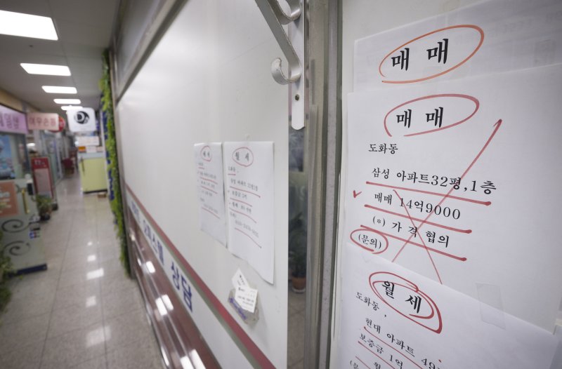 [서울=뉴시스] 김근수 기자 = 정부가 10·15 부동산 대책을 발표한 15일 오전 서울 마포구의 부동산 밀집 상가에 판매된 매물 안내문이 붙어 있다.정부가 6·27 대출 규제과 9·7공급대책에 이어 발표한 추가 대책은 기존 규제지역인 강남3구·용산구를 포함한 서울 25개 구 전역과 한강 이남의 경기도 12곳 등 총 27곳을 조정대상지역·투기과열지구·토지거래허가구역 등 '삼중 규제지역'으로 묶고 금융규제까지 강화하는 내용이다. 2025.10.15. ks@newsis.com