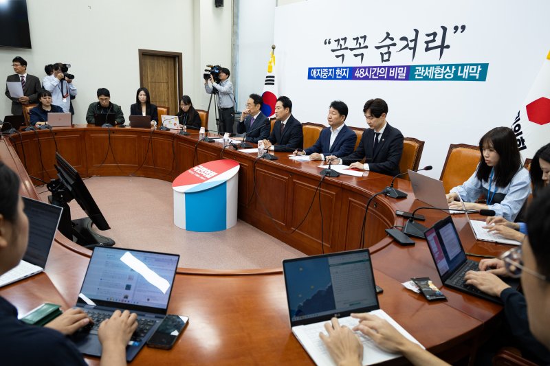 장동혁 국민의힘 대표가 15일 서울 여의도 국회에서 정부의 부동산 규제 추가 대책 발표와 관련해 기자간담회를 하고 있다. 2025.10.15/뉴스1 ⓒ News1 유승관 기자