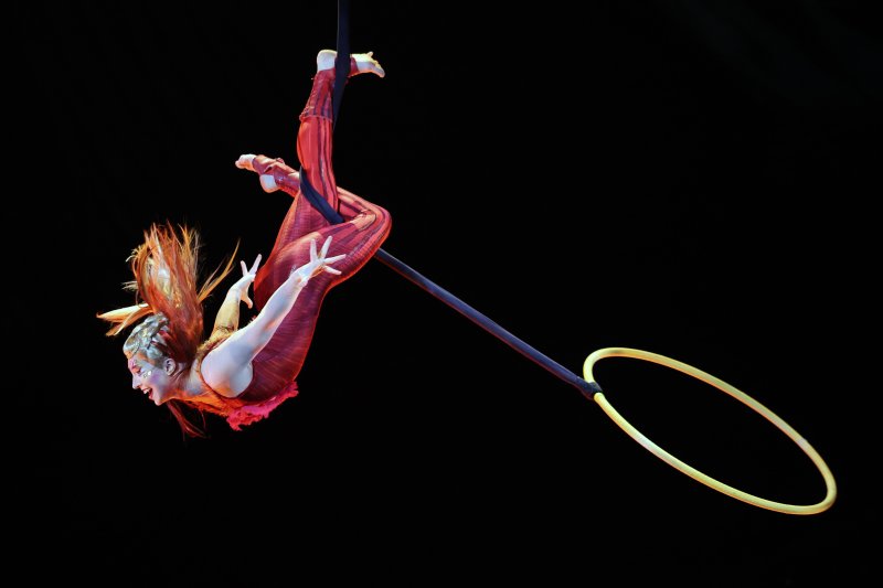 태양의 서커스 '쿠자(KOOZA)' 에어리얼 후프(Aerial Hoops) 아티스트가 15일 서울 송파구 잠실종합운동장 내 빅탑에서 주요 장면을 시연하고 있다. '쿠자'라는 이름은 상자, 궤 또는 보물이라는 의미의 산스크리트어 ‘코자’(koza)에서 기원했으며, ‘상자 안의 서커스’라는 공연의 콘셉트에 맞게 차용했다. 뉴시스화상