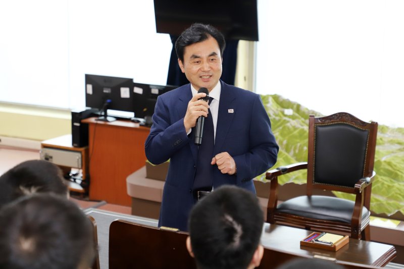 안규백 국방부 장관이 15일 22사단 GOP대대의 중대 관측소를 방문해 장병들과 대화하고 있다. 국방부 제공