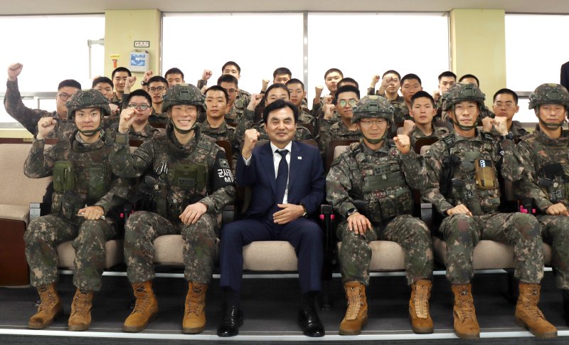 안규백 국방부 장관이 15일 22사단 GOP대대의 중대 관측소를 방문해 장병들과 기념촬영하고 있다. 국방부 제공