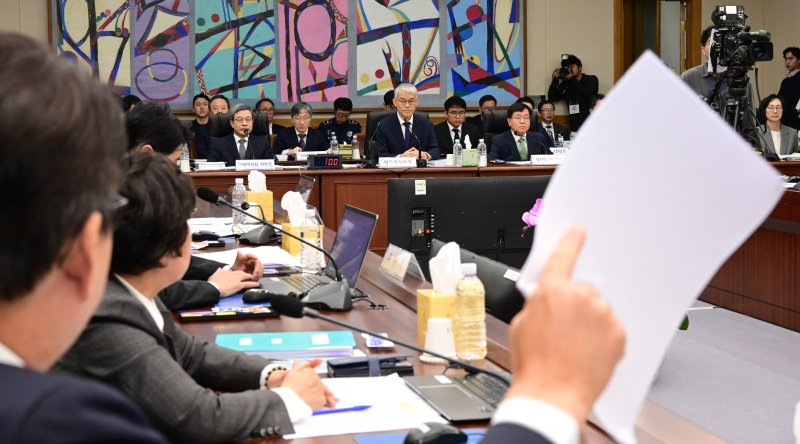 국회 법제사법위원회가 15일 진행한 대법원 현장검증 국정감사는 여야 입장 차로 파행이 빚어졌다. 국민의힘 신동욱 의원이 질의서를 들고 천대엽 법원행정처장(정면 가운데)에게 '이재명 대통령의 재판 관련 서류'를 제공해선 안된다고 말하고 있다. 연합뉴스