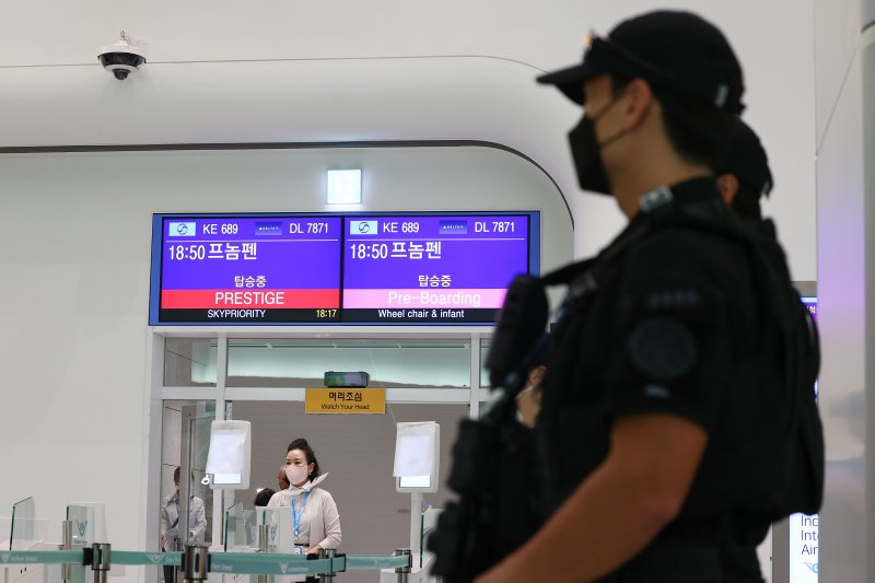 캄보디아에서 한국인 납치·구금 사태가 발생해 논란을 빚고 있는 가운데 15일 인천국제공항 제2여객터미널 캄보디아행 항공편 탑승구에서 인천국제공항 경찰단 대테러기동대 대원들이 대기하고 있다. 경찰은 캄보디아행 항공편에 탑승하는 한국인 승객을 대상으로 위험방지를 위한 질의 등 안전활동을 진행 중이라고 밝혔다. 2025.10.15 /사진=연합뉴스