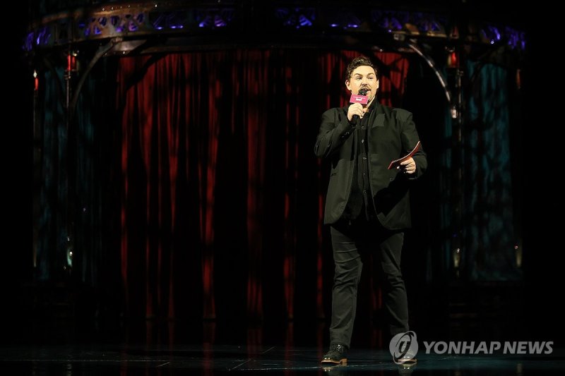 인사하는 제이미슨 린덴버그 예술감독 (출처=연합뉴스)