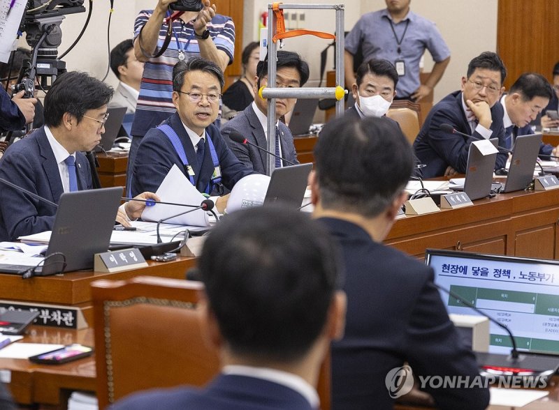 고용노동부 국감에서 등장한 스마트 안전 용구 (출처=연합뉴스)