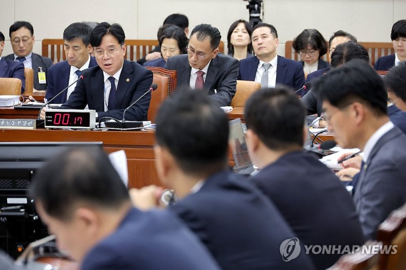 의원 질의 답변하는 김영훈 장관 (출처=연합뉴스)