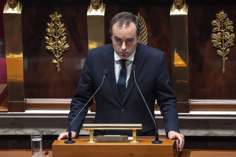 프랑스의 세바스티앵 르코르뉘 총리가 15일(현지시간) 수도 파리의 의회에서 연설하고 있다.신화연합뉴스