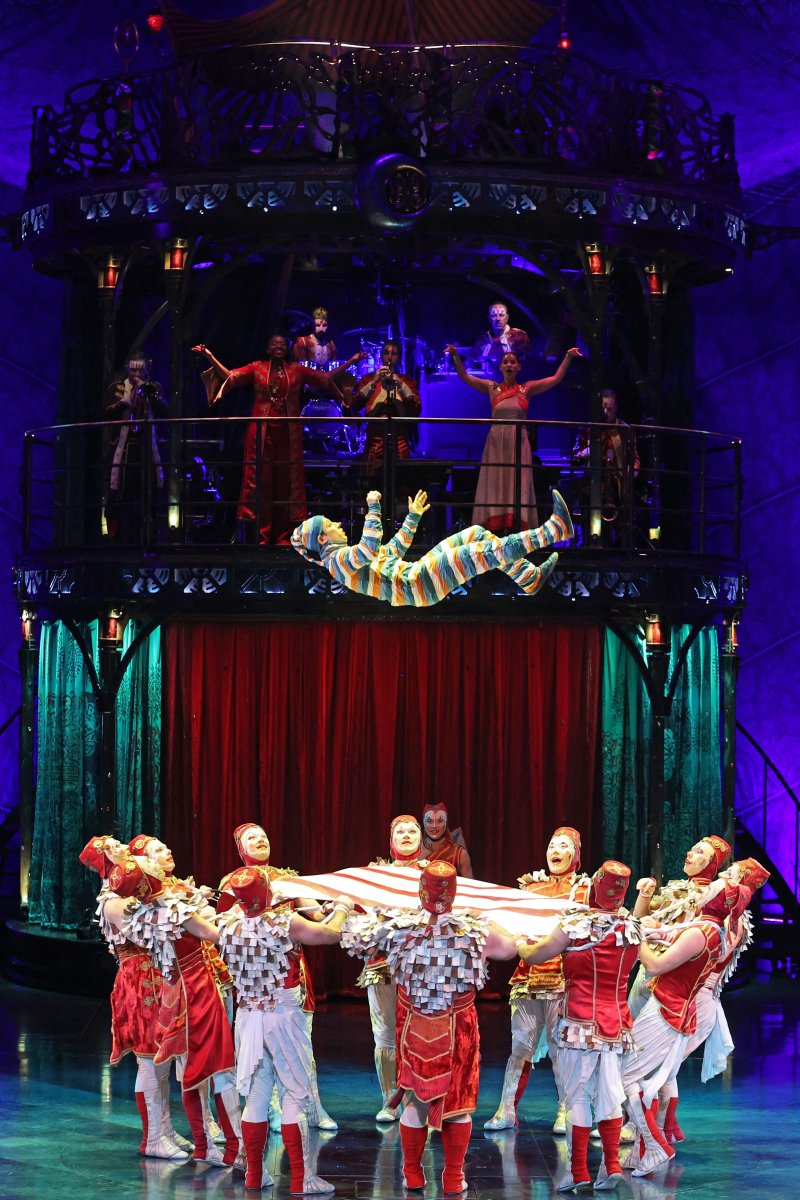 [서울=뉴시스] 박진희 기자 = 태양의 서커스 '쿠자(KOOZA)' 샤리바리(Charivari, 쇼 오프닝) 아티스트들이 15일 서울 송파구 잠실종합운동장 내 빅탑에서 주요 장면을 시연하고 있다. '쿠자'라는 이름은 상자, 궤 또는 보물이라는 의미의 산스크리트어 ‘코자’(koza)에서 기원했으며, ‘상자 안의 서커스’라는 공연의 콘셉트에 맞게 차용했다. 2023.10.15. pak7130@newsis.com