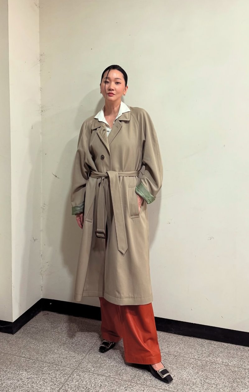 장윤주 완벽 비율 과시…레드룩 소화