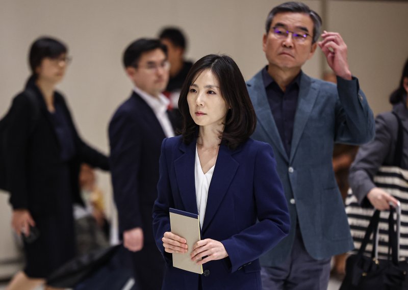 김진아 외교부 2차관, 박성주 경찰청 국가수사본부장 등 법무부, 경찰청, 국정원으로 구성된 캄보디아 사태 정부합동대응팀이 15일(현지시간) 캄보디아 태초국제공항을 통해 입국하고 있다. 뉴스1