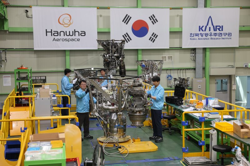 누리호 고도화사업의 체계종합기업인 한화에어로스페이스의 엔지니어들이 지난 27일 창원1사업장에서 내년 하반기에 발사되는 누리호 4호기의 75톤급 엔진을 최종 점검하고 있다. .(한화에어로스페이스 제공) 2024.5.30/뉴스1