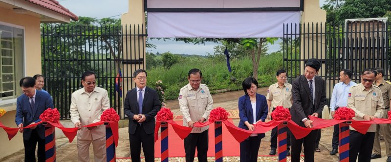 [세종=뉴시스] 한국농어촌공사는 지난 8월9일 국제농업협력(ODA)으로 캄보디아 몬둘끼리에서 '산지지역 고부가가치 채소 생산·가치사슬 개선 사업' 준공식과 함께 '산지 채소연구소' 개소식을 개최했다. (사진=농어촌공사 제공) photo@newsis.com *재판매 및 DB 금지