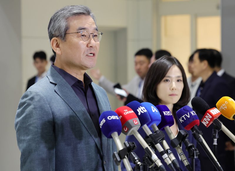 [인천공항=뉴시스] 홍효식 기자 = 정부합동대응팀 단장인 김진아(오른쪽) 외교부 2차관과 박성주 경찰청 국가수사본부장이 15일 오후 인천국제공항 제2터미널에서 한국인 대상 취업사기·납치·감금 범죄가 빈번하게 발생하고 있는 캄보디아로 출국하기 앞서 발언하고 있다. 2025.10.15. yesphoto@newsis.com