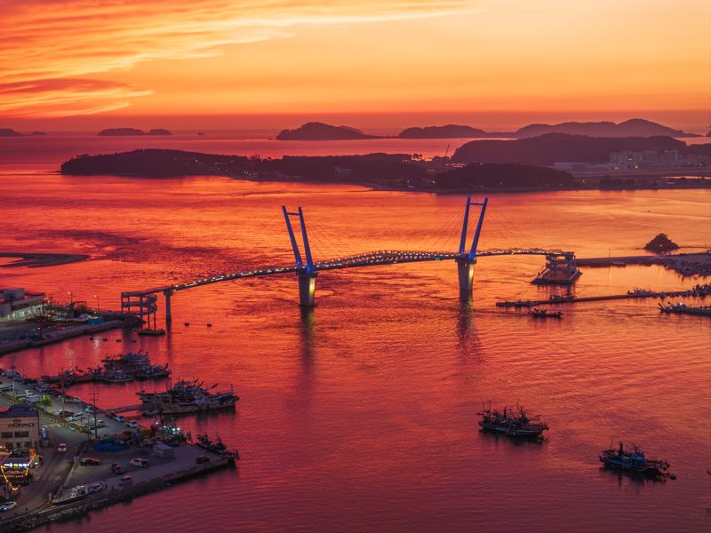 노을길의 시작점인 백사장항이 붉게 물들어 있다.