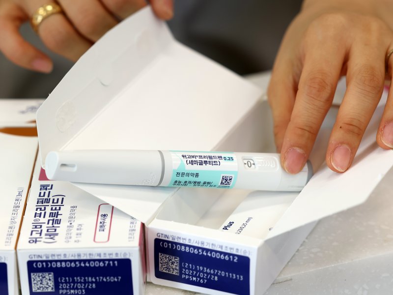 서울 한 약국에서 약사가 '위고비'를 정리하고 있다. 2024.10.16/뉴스1 ⓒ News1 황기선 기자