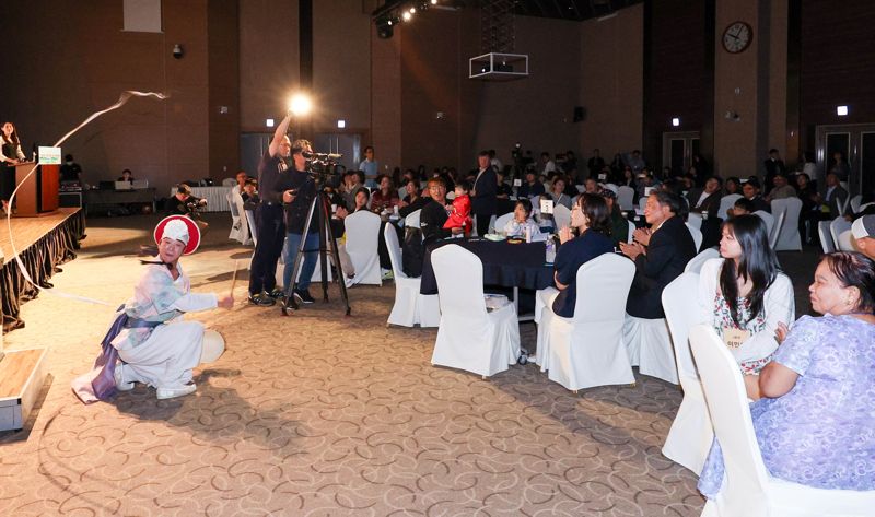 이학재 인천국제공항공사 사장이 16일 인천 중구 인천국제공항공사 항공교육원에서 열린 '다문화가족 부모초청 환영행사'에 참여한 다문화가족들과 전통공연을 보고 있다. 사진=박범준 기자