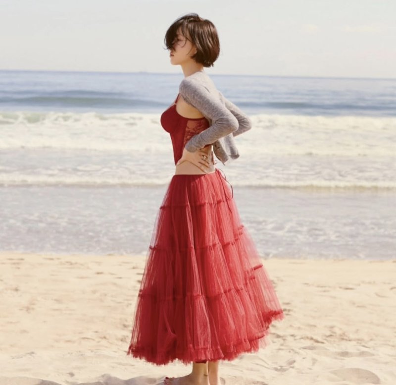 화사, 가슴골 드러낸 레드 드레스…청순 글래머