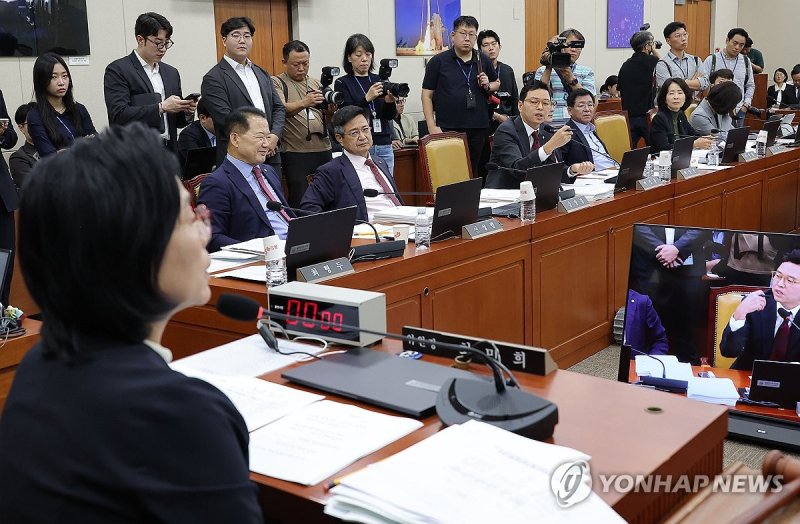 최민희 위원장에게 항의하는 박정훈 의원 (출처=연합뉴스)