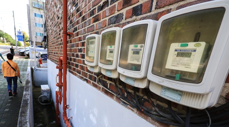 (인천=뉴스1) 이호윤 기자 = 최근 5년간 의식주 물가가 전체 소비자물가보다 빠르게 오르며 특히 전기·가스 요금이 7%로 가장 큰 상승률을 보이고 있다. 사진은 16일 인천 시내 주택가 전기계량기의 모습. 2025.10.16/뉴스1 /사진=뉴스1화상