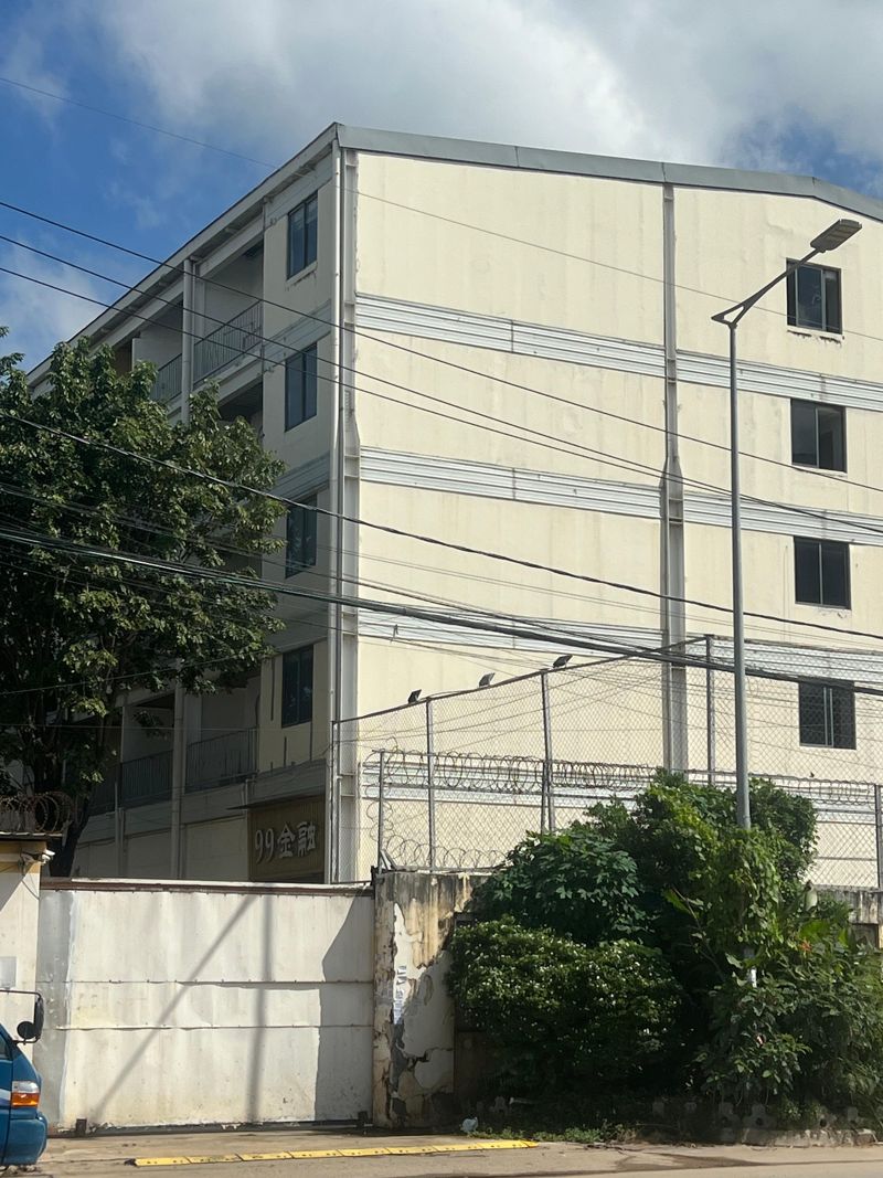 16일 본지가 찾은 캄보디아 수도 프놈펜 외곽 센속에 위치한 원구단지 내부에 '99금융'이라는 웬치(범죄단지) 내부의 불법 사금융 업체의 간판. 사진=김준석 특파원