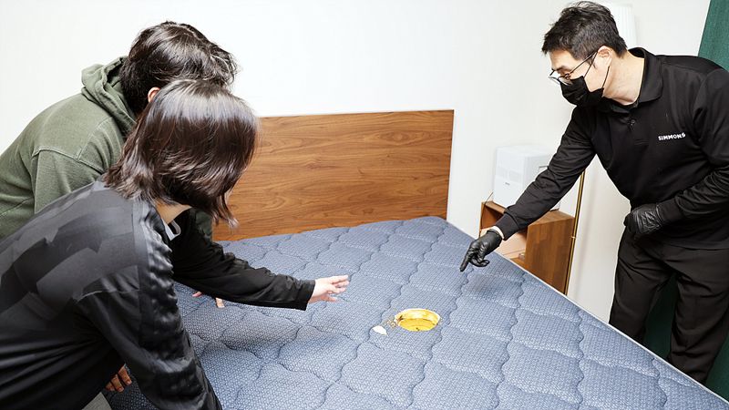 시몬스 A/S팀이 매트리스 난연 기능을 고객에게 설명하고 있는 모습. 시몬스 제공