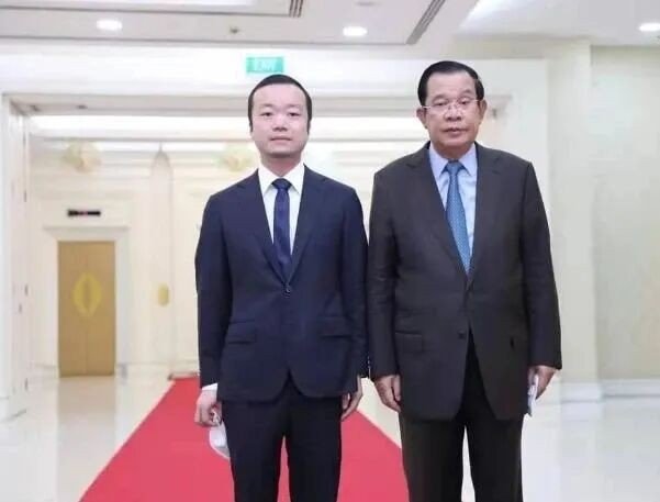 천즈 프린스그룹 회장(왼쪽)과 훈 센 캄보디아 전 총리. 훈 센 전 총리는 현 캄보디아 총리인 훈 마넷 총리의 아버지다. 사진=연합뉴스