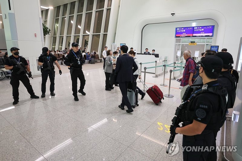 경찰, 캄보디아행 항공편 탑승구 앞 한국인 승객 대상 안전활동 (출처=연합뉴스)