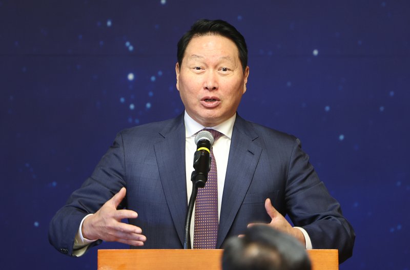 최태원 대한상의 회장이 지난 15일 서울 여의도 국회 사랑재에서 열린 사회적 대화 공동선언식에서 발언하고 있다. 뉴시스