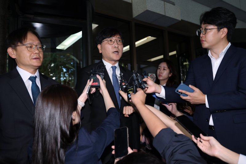 최태원 SK 회장 측 이재근 변호사가 16일 오전 서울 서초동 대법원에서 파기환송 결정에 대한 입장을 밝히고 있다. 2025.10.16/뉴스1 ⓒ News1 박정호 기자