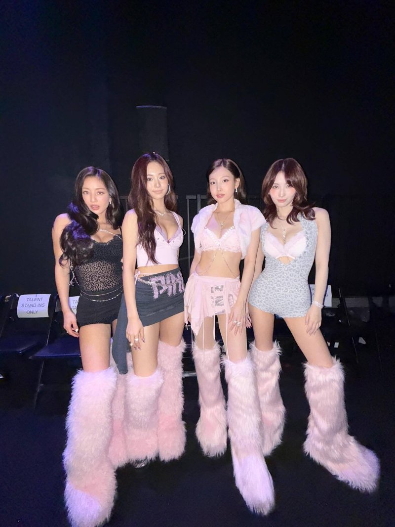 트와이스, 속옷 차림 파격 패션…과감한 美 '빅시쇼' 무대