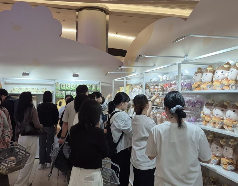 16일 서울 송파구 롯데월드몰에서 열린 네이버웹툰 '마루는강쥐' 오프라인 팝업 전시가 관람객들로 붐비고 있다. 네이버웹툰 제공