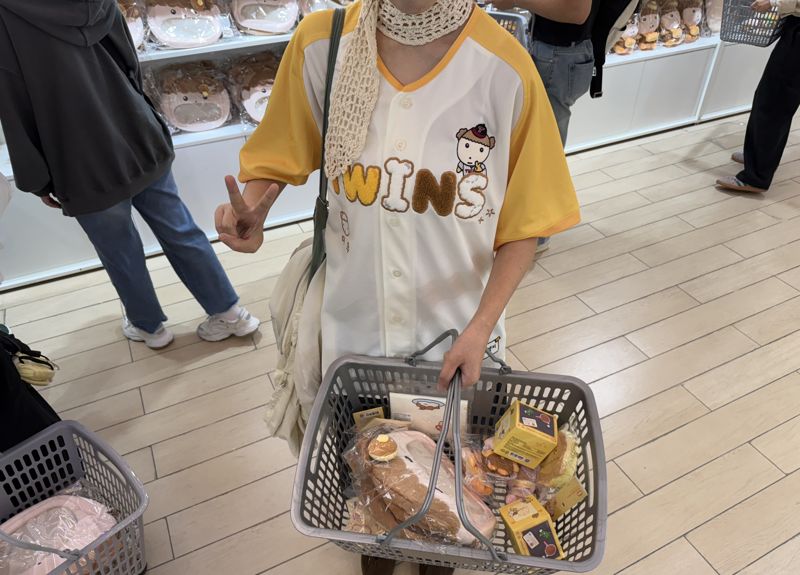 16일 서울 송파구 롯데월드몰에서 열린 네이버웹툰 '마루는강쥐' 오프라인 팝업 전시에서 만난 현민희씨(28)가 굿즈로 찬 장바구니를 들어보이고 있다. 사진=주원규 기자